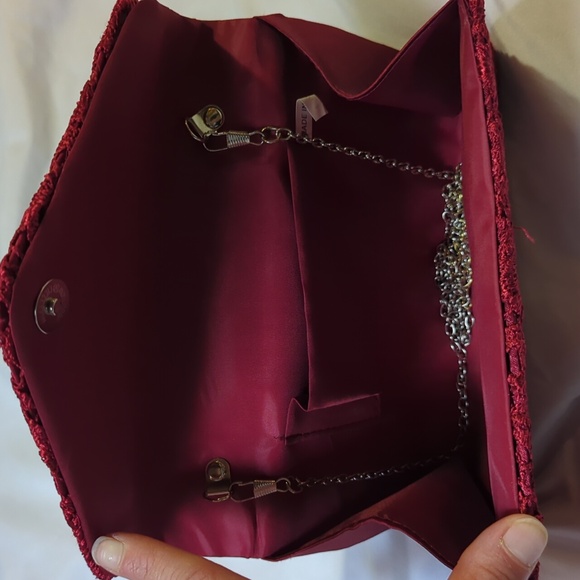 Elegant Red Lace Clutch - Picture 2 of 5